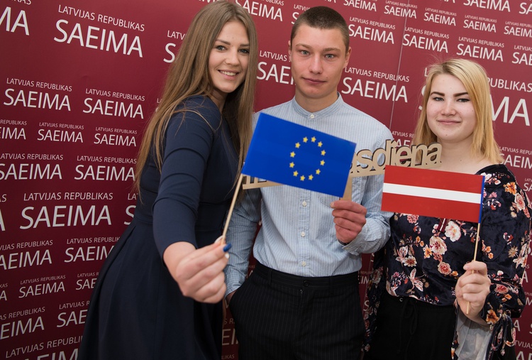 9.Jauniešu Saeimas deputāti piedalās Eiropas dienā pie Saeimas nama